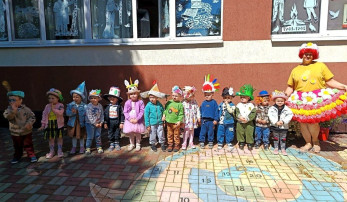 С мамой шляпу смастерили, Как она мне нравится! В ней на подиум я вышла. Правда, я красавица? С мамой шляпу смастерили, Как она мне нравится! В ней на подиум я вышла. Правда, я красавица?.